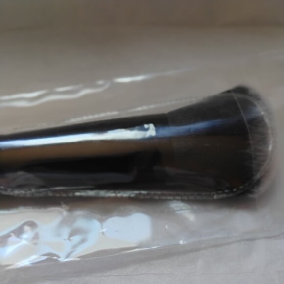 Laura Geller Angled Blush Brush- NWT - Picture 2 of 4